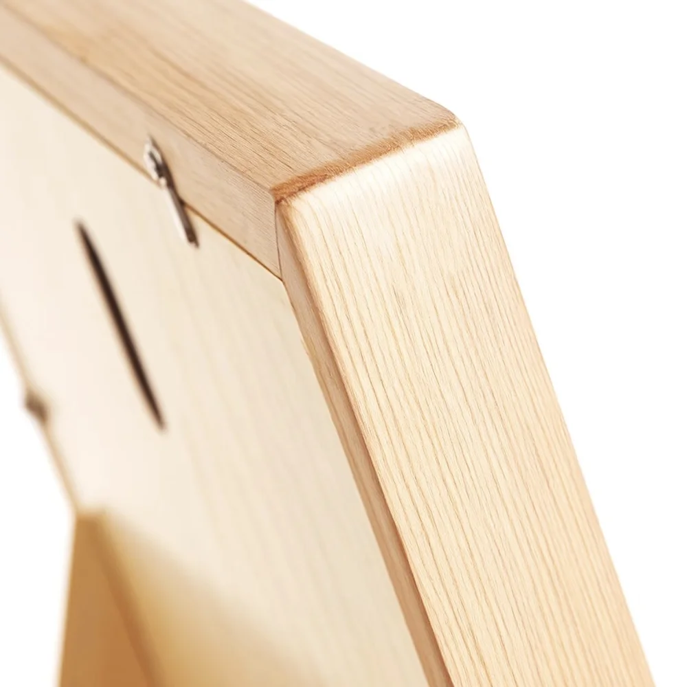 The metal clip on the back rail of the pine frame